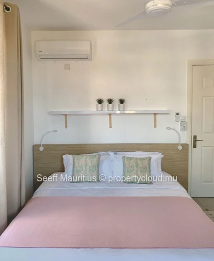 2-bedroom flat with swimming pool and parking 