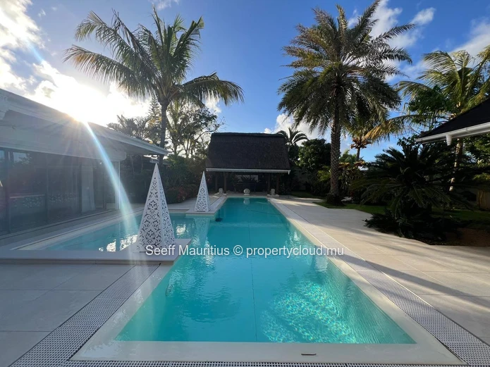 Luxury Living in the North: Villa with Pool, Office, and Studio
