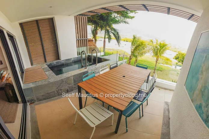 Riverside Oasis: Experience Luxury Living in the Heart of Nature