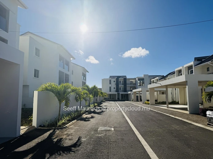 River Park Trianon - Modern Living: 3-Bedroom Garden Apartment