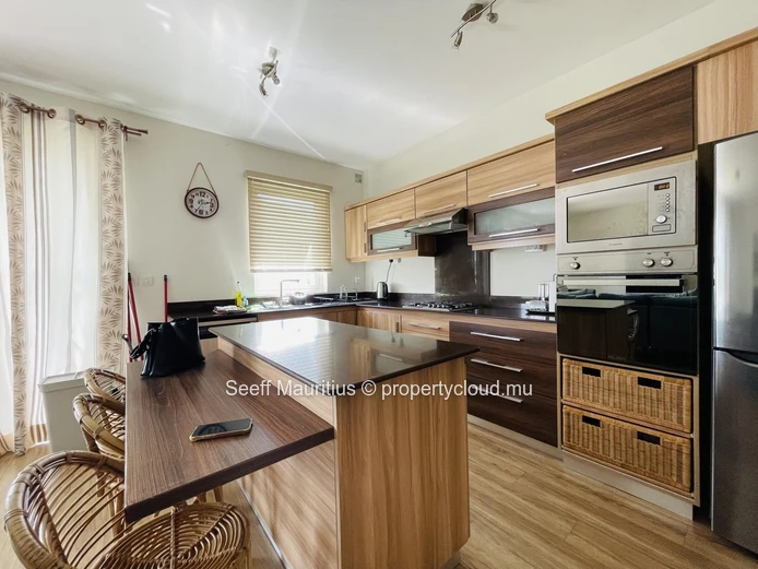 Central Haven: Ideal Apartment Proximity to Schools, Shopping, and Daily Amenities 