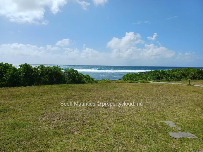 Beachfront Bliss: Luxury Apartment with Stunning Sea Views in Poste Lafayette 