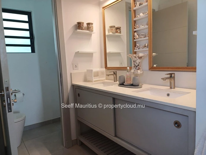 Beachfront Bliss: Luxury Apartment with Stunning Sea Views in Poste Lafayette 