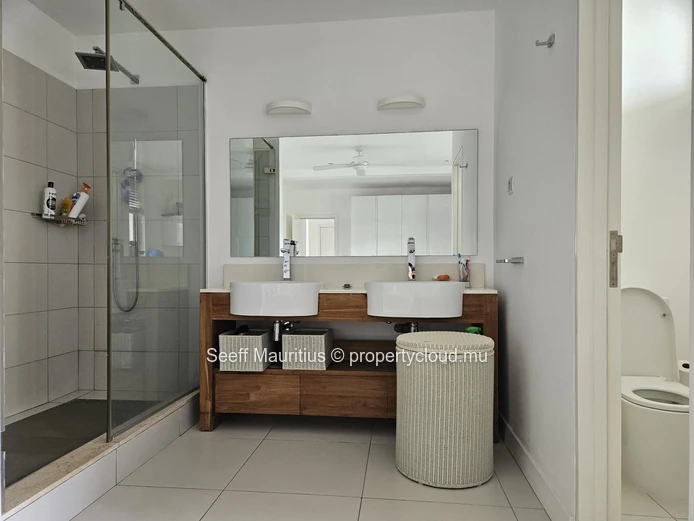 Penthouse avec finitions modernes dans un domaine résidentiel sécurisé