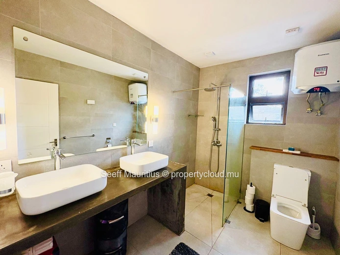 Beachside Bliss: 3-Bedroom Apartment for Rent