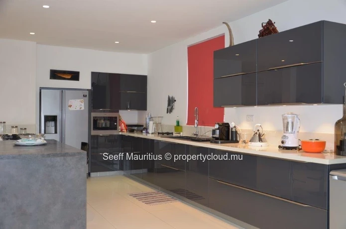 Spacious 5-Bedroom Villa with Rooftop Pool