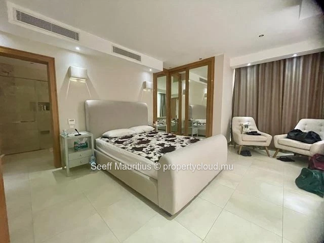 Luxury flat with private garden and swimming pool - Residential area