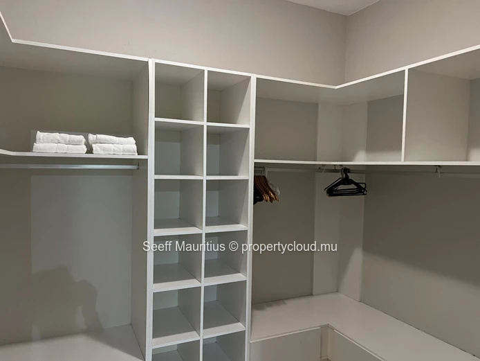 Inviting First-Floor Apartment in a Secure and Central Setting
