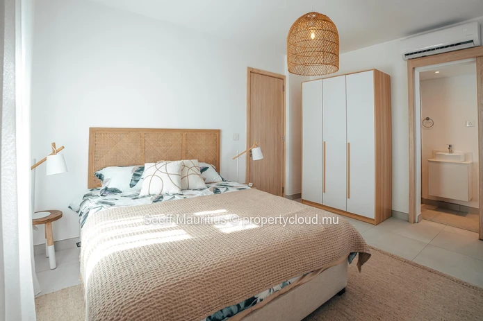 Luxurious Villa with Private Pool for Sale - Secure Residence!