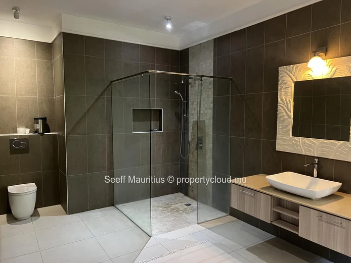 Inviting First-Floor Apartment in a Secure and Central Setting