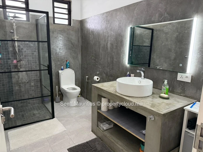 Rare Find: Spacious & Secure Turnkey Villa in Gated Morcellement