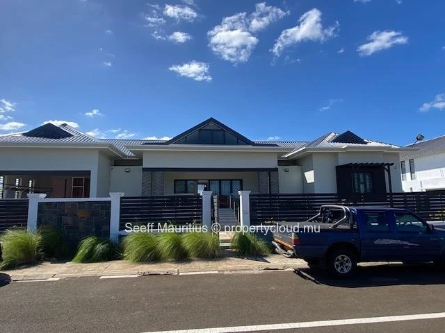 Villa For Sale: Spacious Mountain Retreat with Private Pool