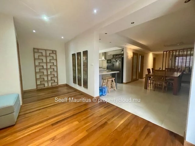 Luxury flat with private garden and swimming pool - Residential area