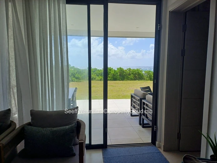 Beachfront Bliss: Luxury Apartment with Stunning Sea Views in Poste Lafayette 