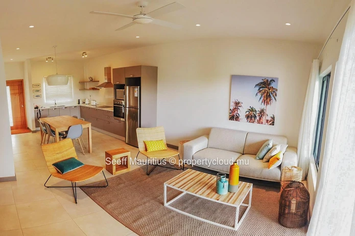 Riverside Oasis: Experience Luxury Living in the Heart of Nature