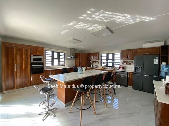 Villa For Sale: Spacious Mountain Retreat with Private Pool