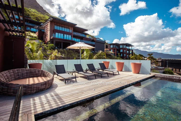 Island Dream: Stunning Villa with Infinite Lagoon Views