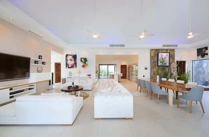 Luxurious Villa with Heated Pool and Home Automation