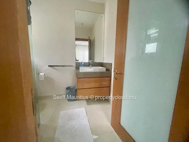 Luxury flat with private garden and swimming pool - Residential area