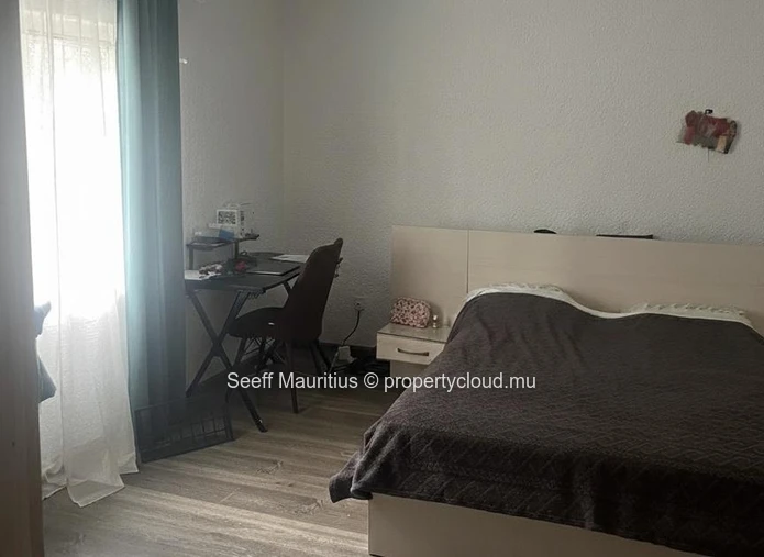Spacious 3-Bedroom Ground-Floor Apartment | Steps from the Beach
