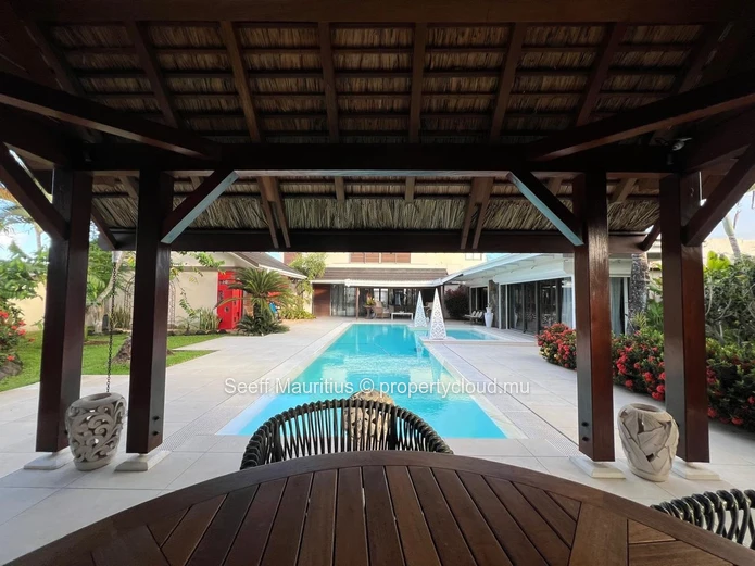 Luxury Living in the North: Villa with Pool, Office, and Studio