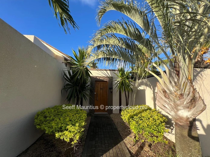Luxury Living in the North: Villa with Pool, Office, and Studio