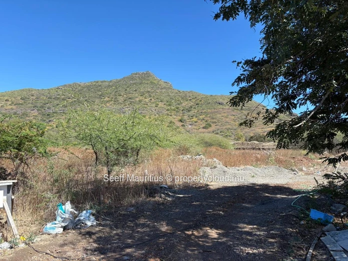 Build Your Dream Home on a Magnificent Plot in Tamarin