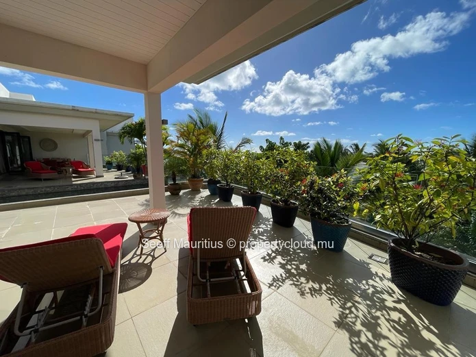 Opulent Penthouse: Master Suite, Spa, Golf & More