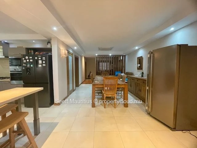 Luxury flat with private garden and swimming pool - Residential area