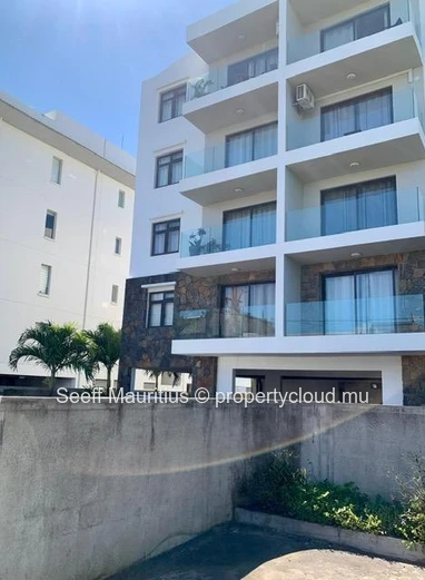 2-bedroom flat with swimming pool and parking 