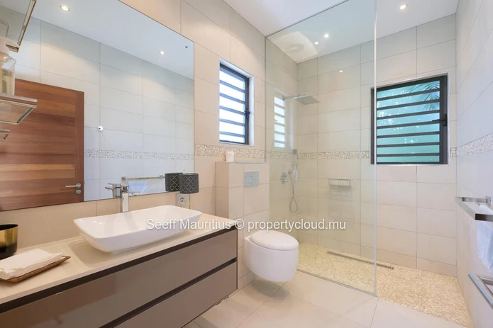 Luxurious Villa with Heated Pool and Home Automation