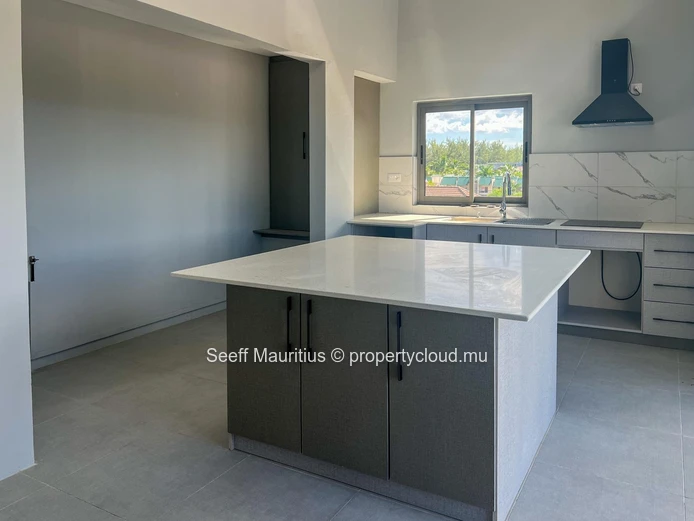 Élégant Penthouse Duplex – Flic en Flac | Vue Montagne | Piscine Privée