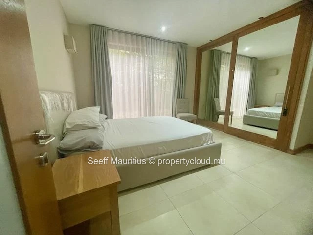Luxury flat with private garden and swimming pool - Residential area